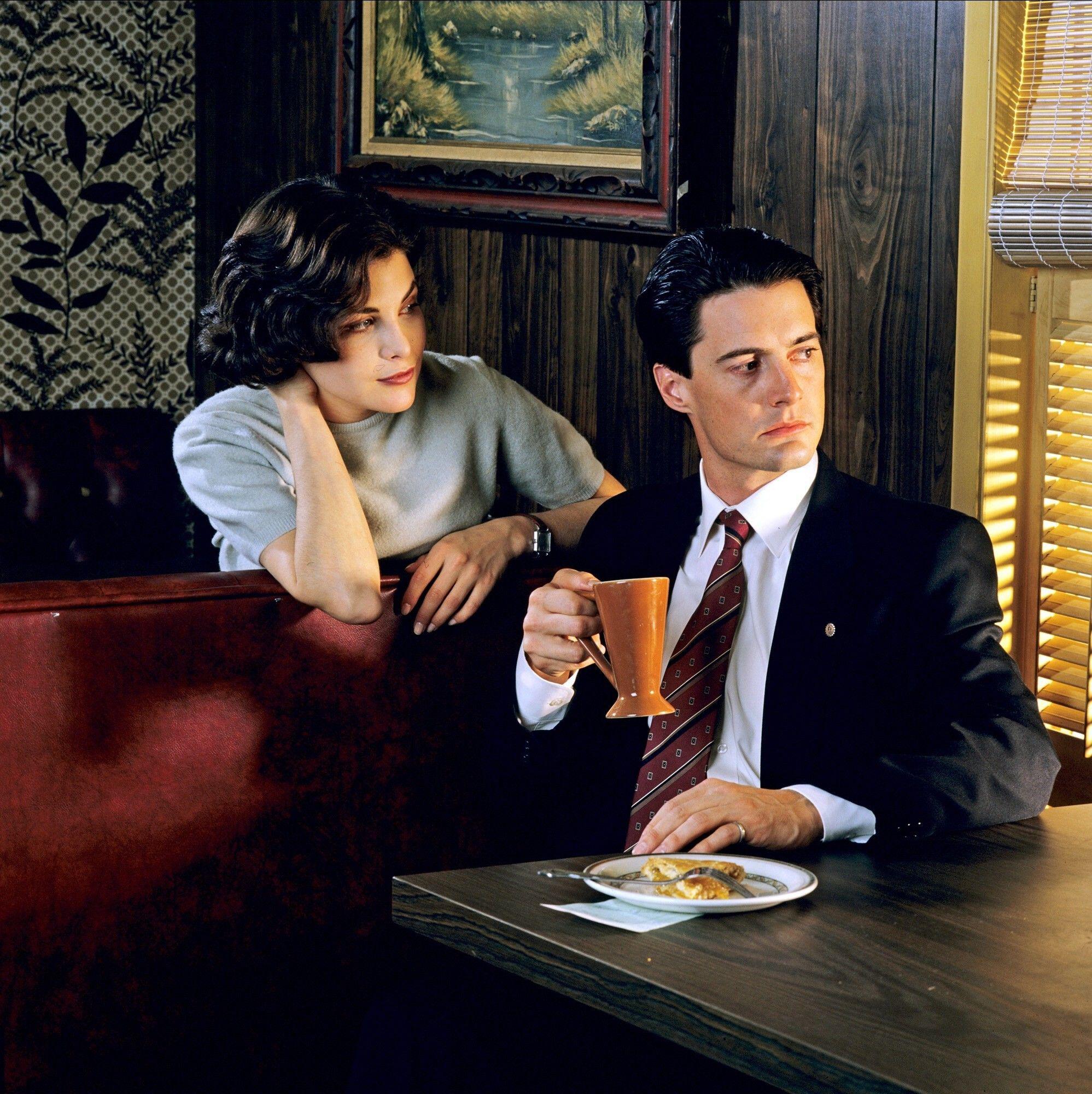 Kyle MacLachlan and Mädchen Amick in a scene from Twin Peaks.